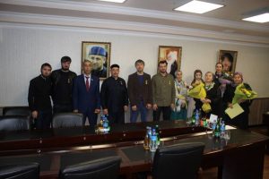 Омбудсмен Нурди Нухажиев с награжденными работниками фонда Кадыроаа